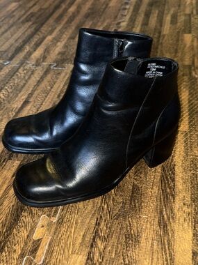 Women's Fairchild White mountain black leather chunky heeled booties size 7.5 M